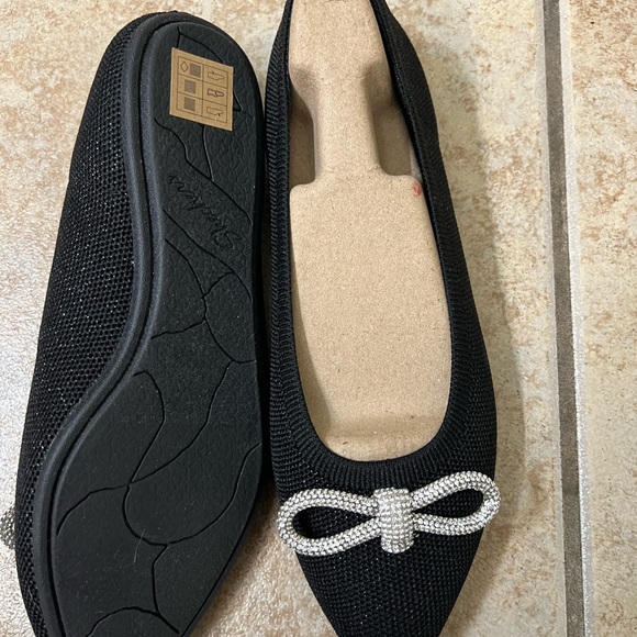 Cleo’s Skechers black flat shoes - Picture 3 of 6